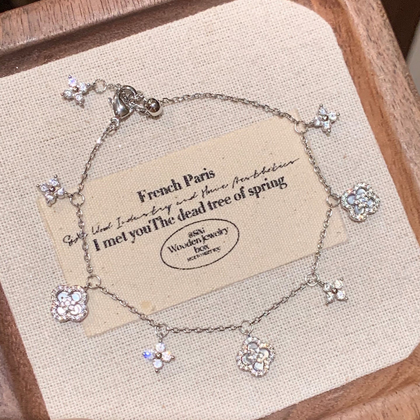 Bracciale con Fiori di Trifoglio Floreali in Madreperla e Zirconi Cubici Stile Lussuoso da Donna con Elegante Estetica Vintage Francese