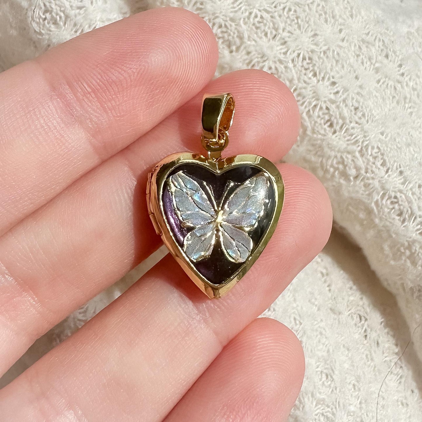 Colgante con dije de barra de aceite por goteo de mariposa y corazón de latón chapado en oro de 18 quilates vintage