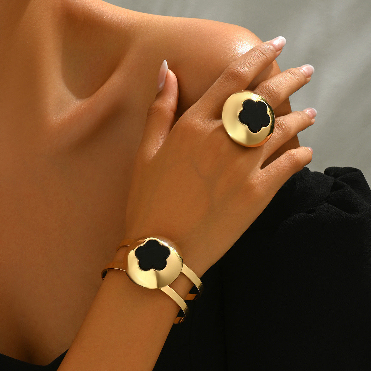 Set anello e bracciale in lega in stile floreale minimalista con intarsio a fiore di prugno da donna