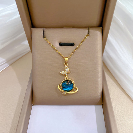 Collana Lusso in Acciaio al Titanio con Farfalla e Cielo Stellato per Donna e Uomo con Intarsio di Strass e Pendente Geometrico