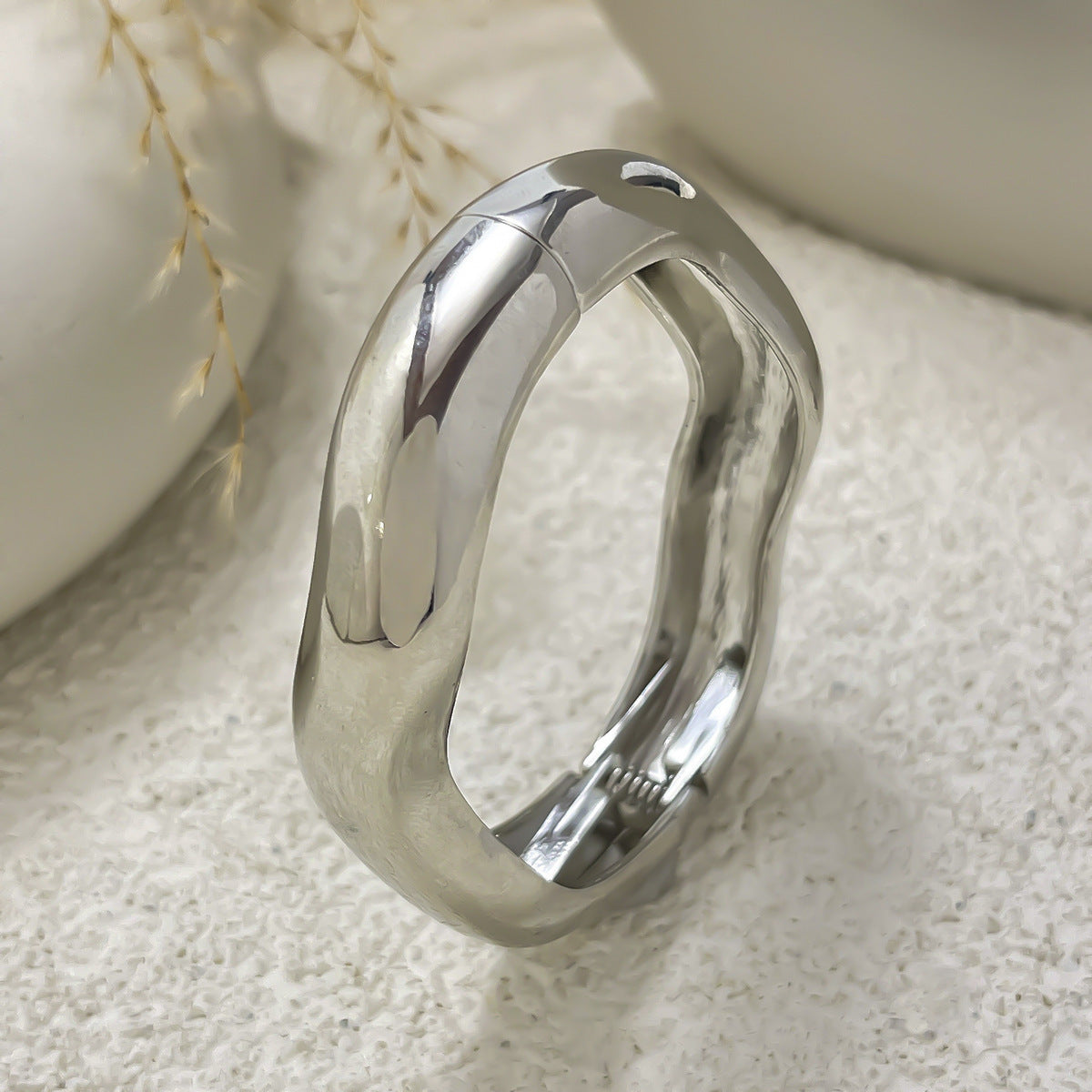 Pulsera de metal ancha ondulada irregular exagerada con diseño de muelle pulido y líneas geométricas