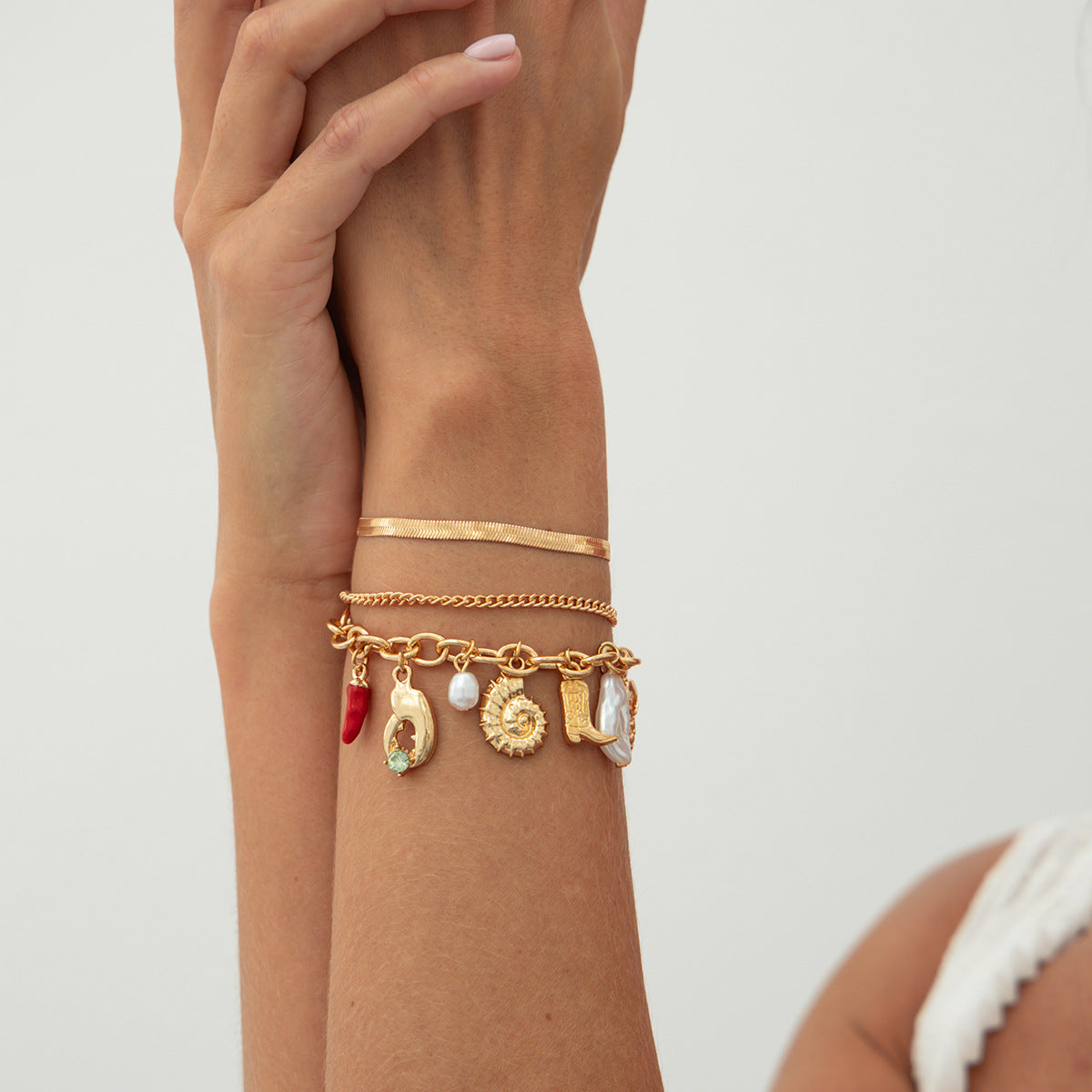 Pulsera con Colgante de Pinza de Cangrejo y Concha Geométrica Personalizada para Mujer con Acentos de Perlas de Imitación y Acabado Galvanizado