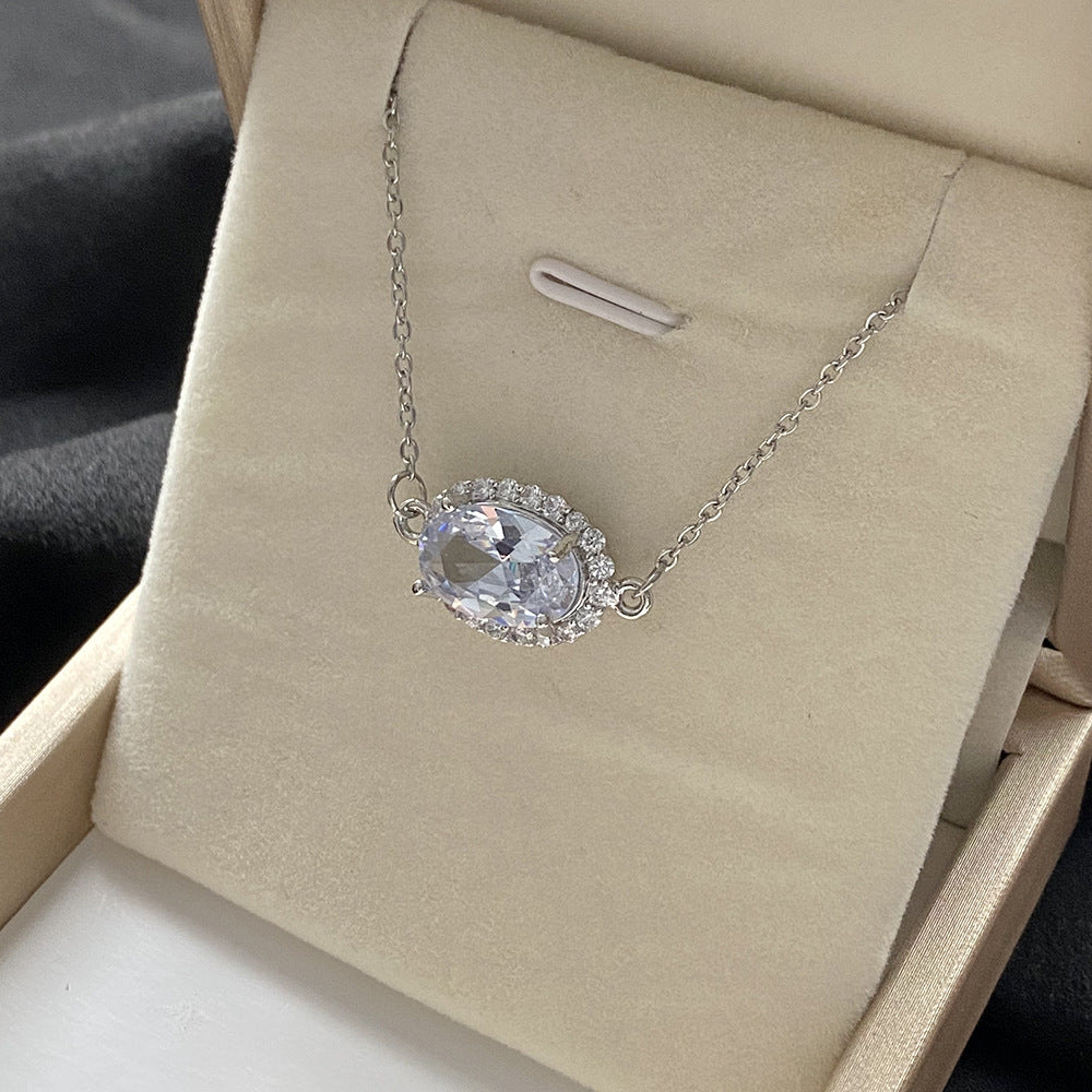 Elegante Collana con Ciondolo a Farfalla Floreale in Acciaio al Titanio, Rame Placcato e Zirconia Micro-Incastonata su Catena ad O per Uomo e Donna