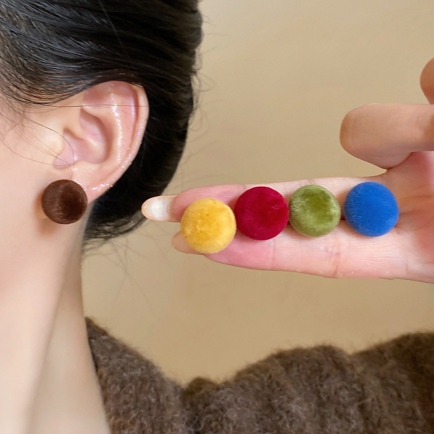 Orecchini a Perno Tondi Floccati in Acrilico Minimal Retrò con Perni in Argento 925 e Base in Rame Placcato Oro da Donna