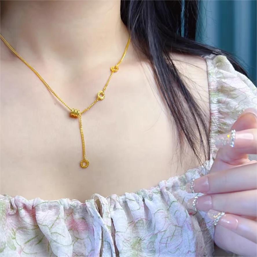 Collana con ciondolo a nappa in stile vintage con ciondolo a lettera in acciaio al titanio e finitura placcata per donna