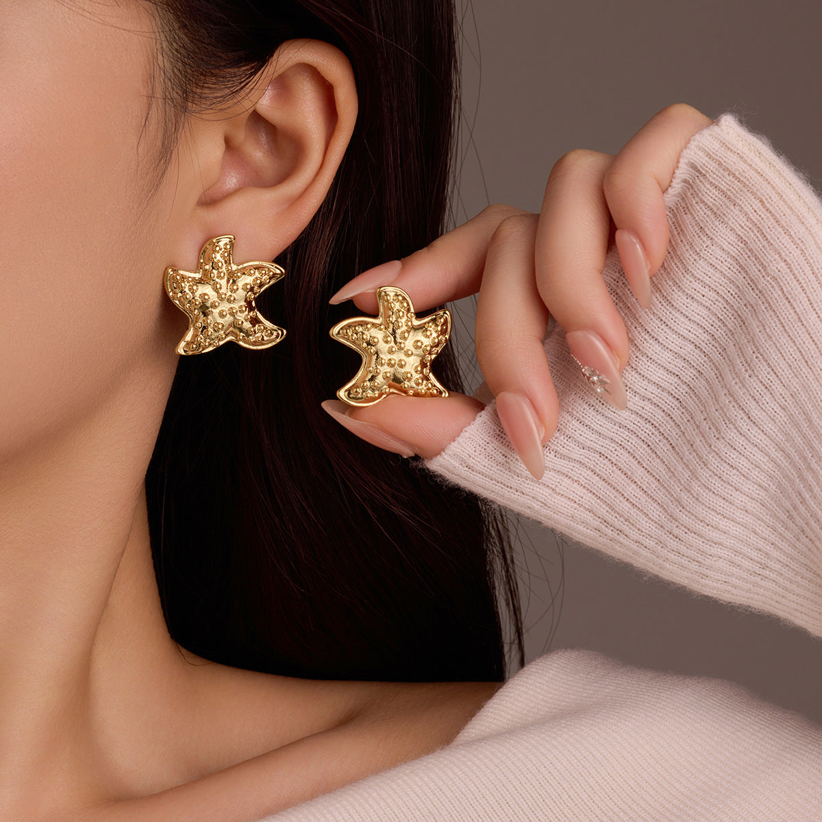 Orecchini vintage a stella in acciaio inossidabile con placcatura in oro 18 carati e texture martellata da donna