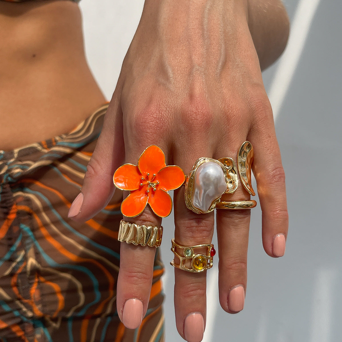 Set di anelli in lega a fiori geometrici minimalisti per donna con dettaglio fiore in smalto e accento a goccia di perla
