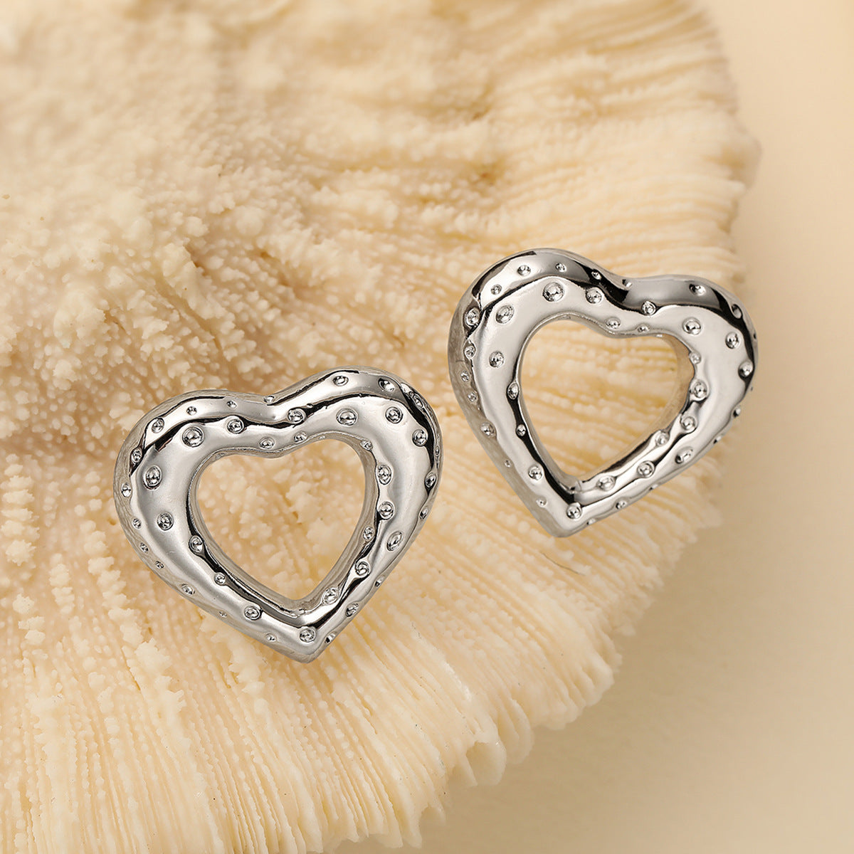 Orecchini a perno da donna minimalistici Punk a cuore cavo in rame placcato oro 18K