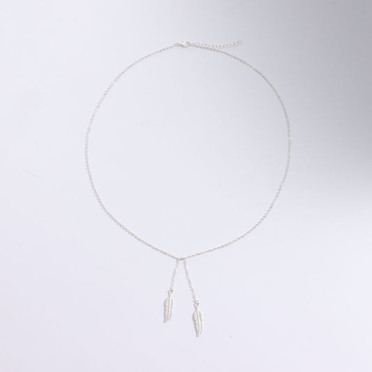Collana da donna con ciondolo a foglia minimalista in lega con finitura galvanizzata e catena a Y