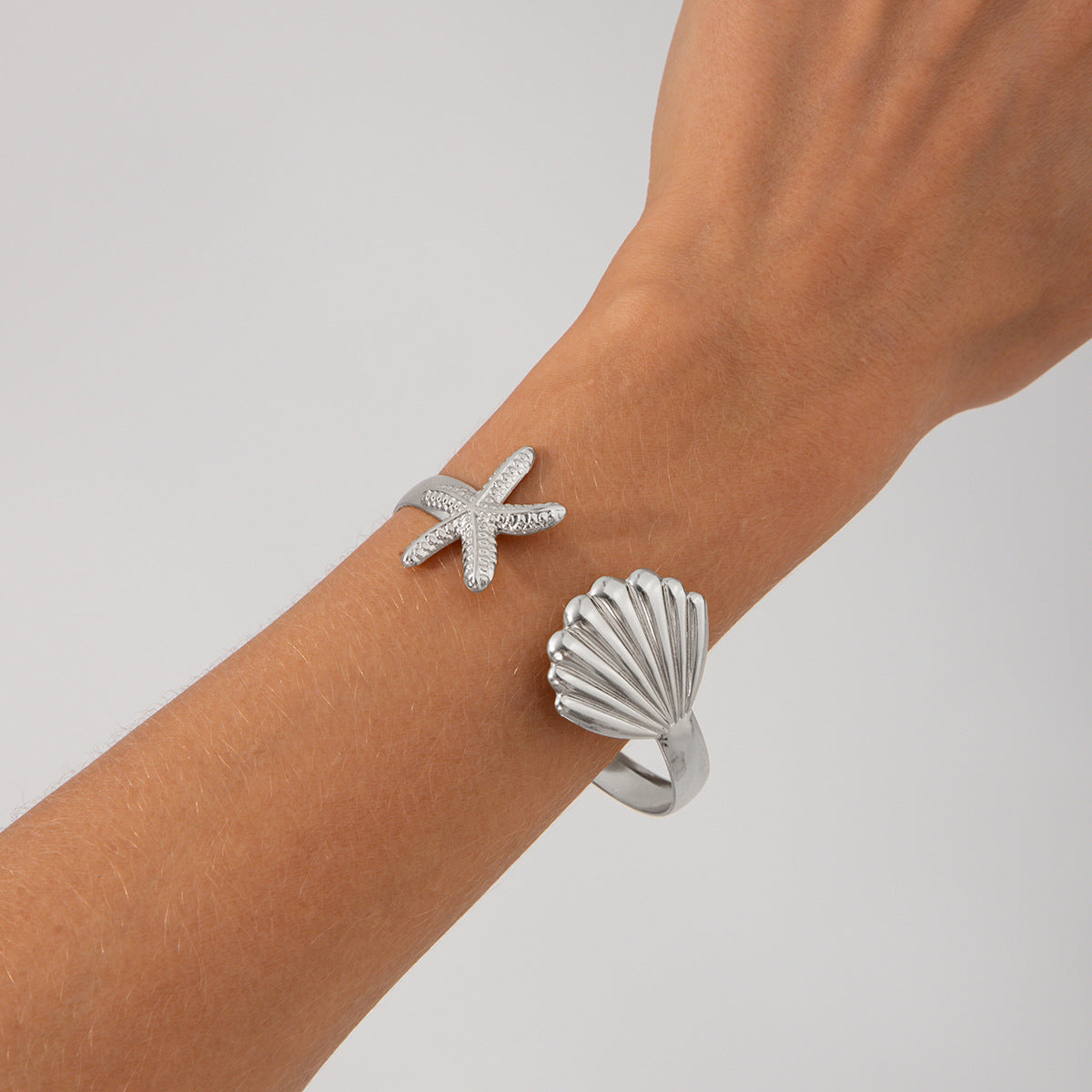 Pulsera de metal con forma de estrella de mar y concha de estilo vacacional con acabado chapado para mujer
