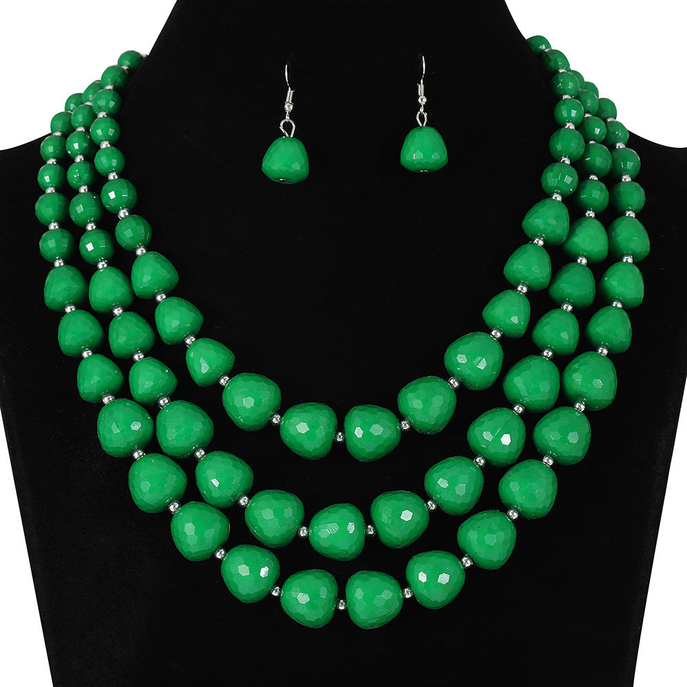 Conjunto étnico vintage de collar y pendientes de varias capas con cuentas y dijes de corazón en forma de campana con detalles de burbujas en resina plástica