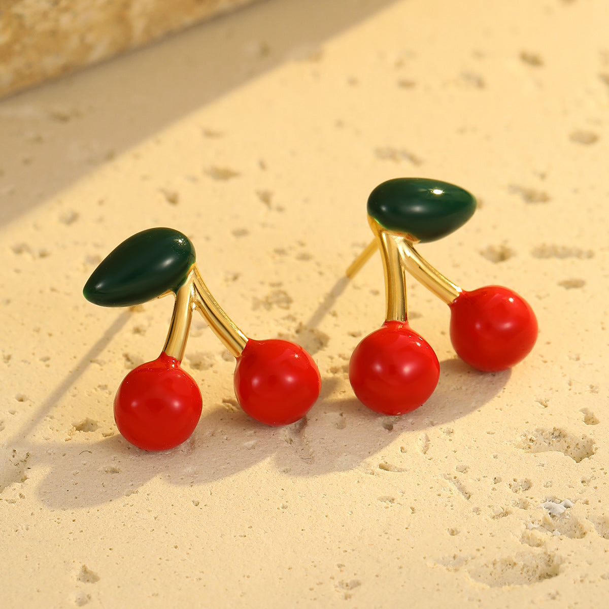 Orecchini da donna chic a forma di ciliegia in acciaio inossidabile con finitura placcata, orecchini a perno alla moda da ufficio con motivi di frutta e foglie