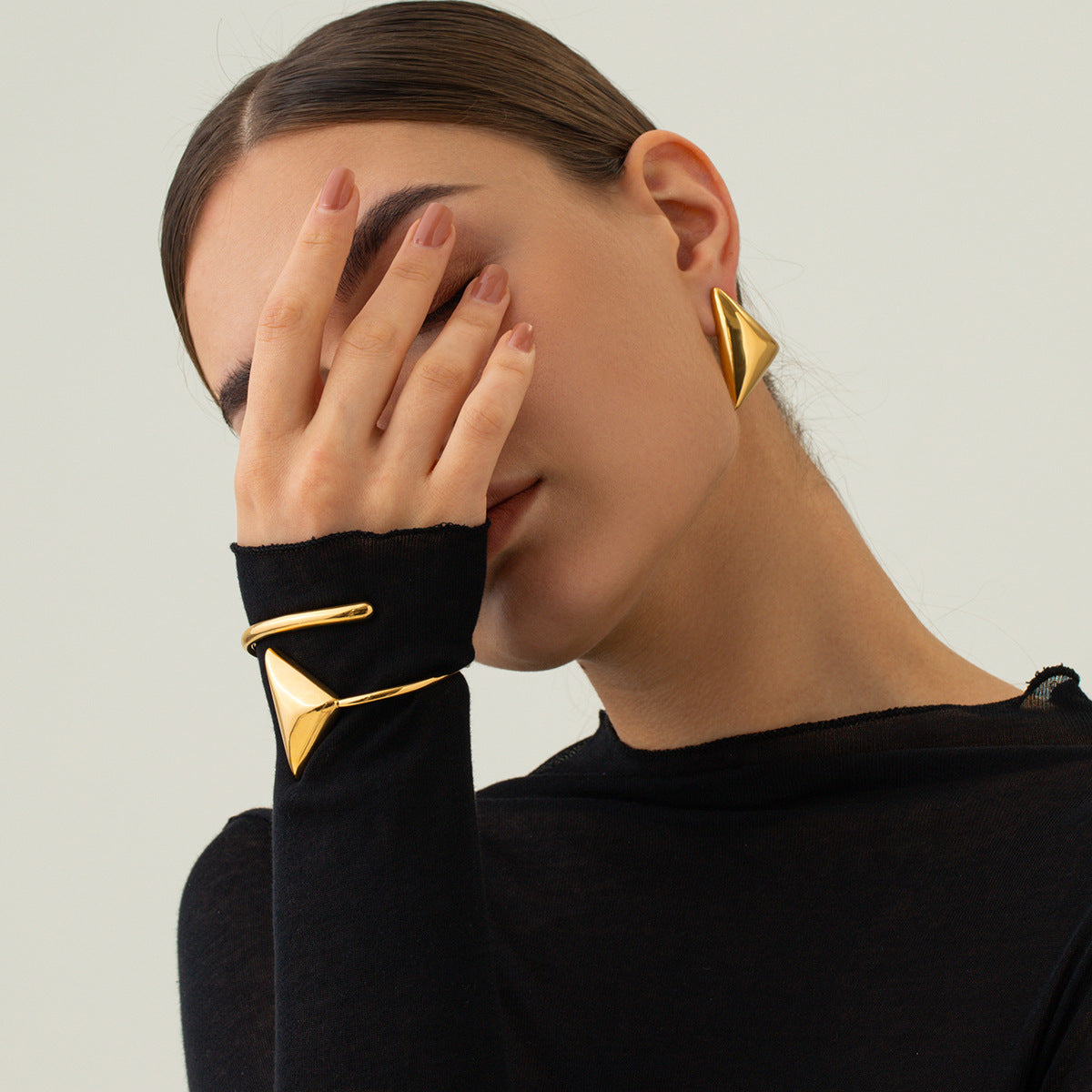 Bracciale a Bobina con Triangolo Geometrico in Acciaio Inossidabile Placcato Oro 18K Lusso Minimalista