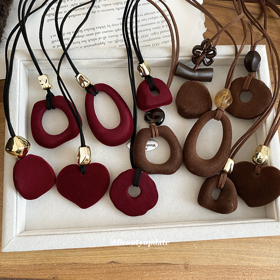 Collana girocollo con ciondolo in resina floreale minimalista da donna, catena leggera per maglione con estetica di lusso