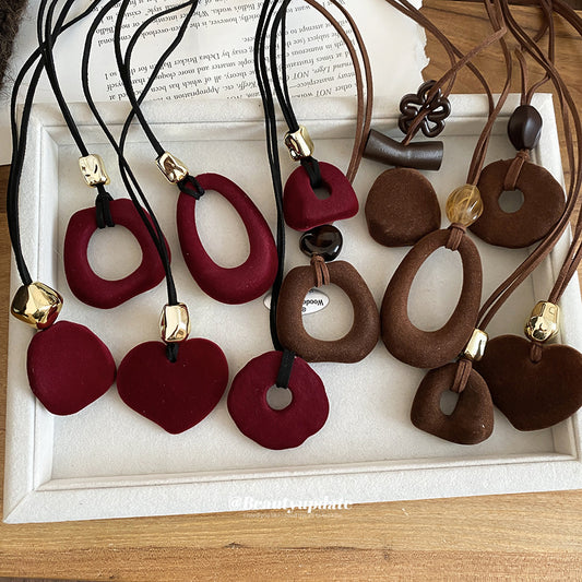 Collana girocollo con ciondolo in resina floreale minimalista da donna, catena leggera per maglione con estetica di lusso
