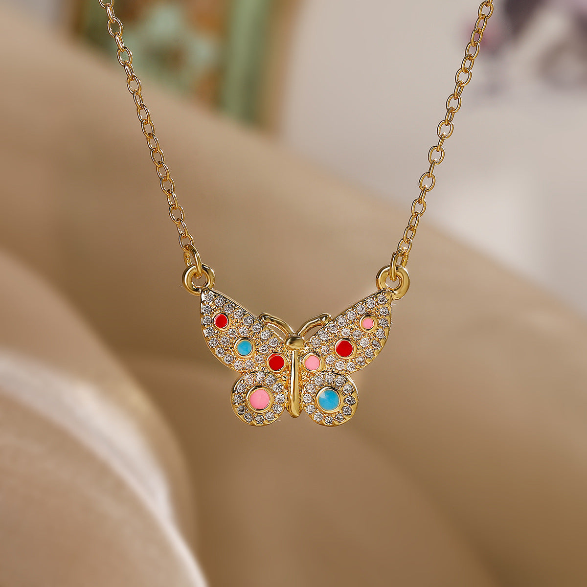Collana Pendente Farfalla Minimalista da Donna con Base in Rame Placcata in Oro Vero e Intarsi di Zirconi e Perle
