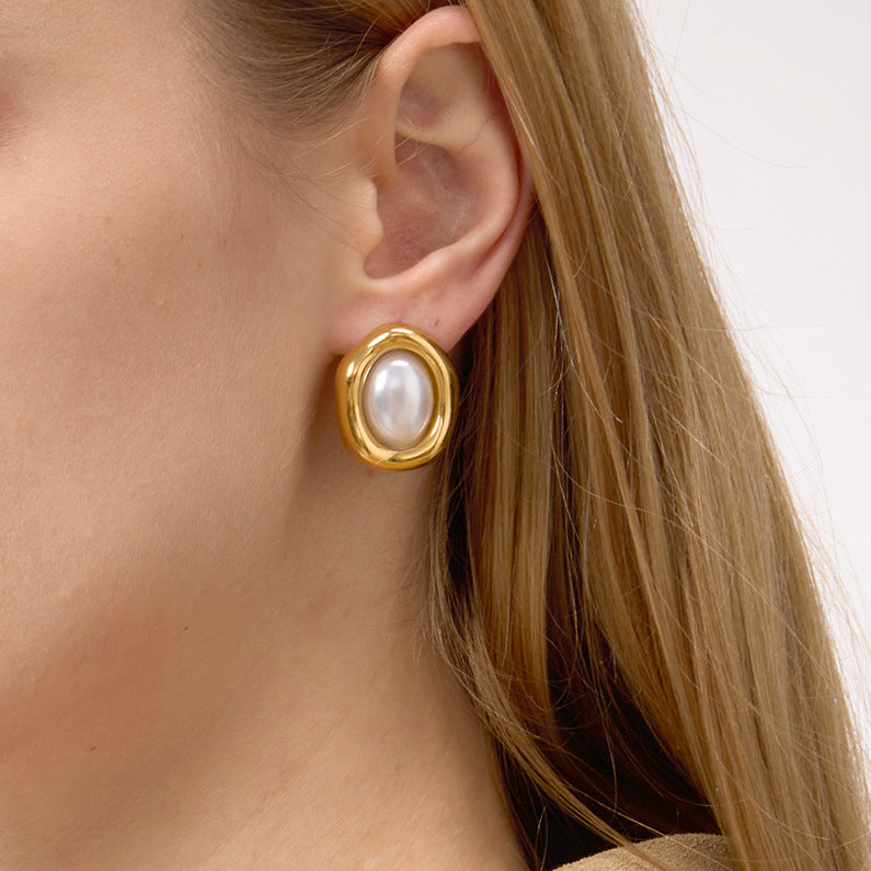 Orecchini a perno geometrici con perle in resina, in acciaio al titanio placcato oro 18 carati da donna — Gioielli di lusso leggeri e alla moda