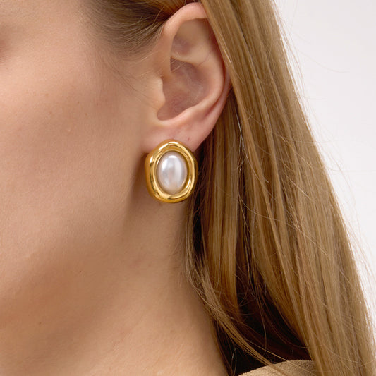 Orecchini a perno geometrici con perle in resina, in acciaio al titanio placcato oro 18 carati da donna — Gioielli di lusso leggeri e alla moda