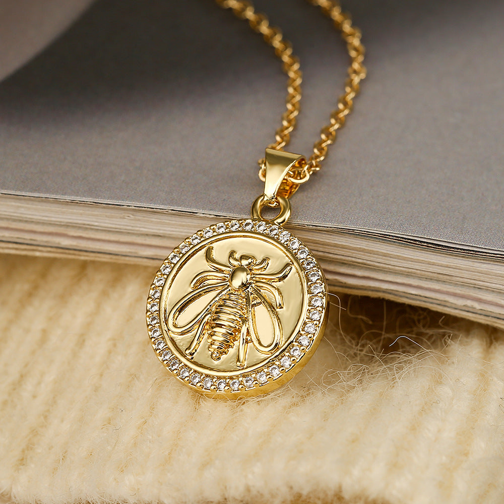 Collana Pendente Minimalista con Stella e Luna da Donna in Rame Placcato Oro, Design Geometrico Rotondo e Intarsio di Strass