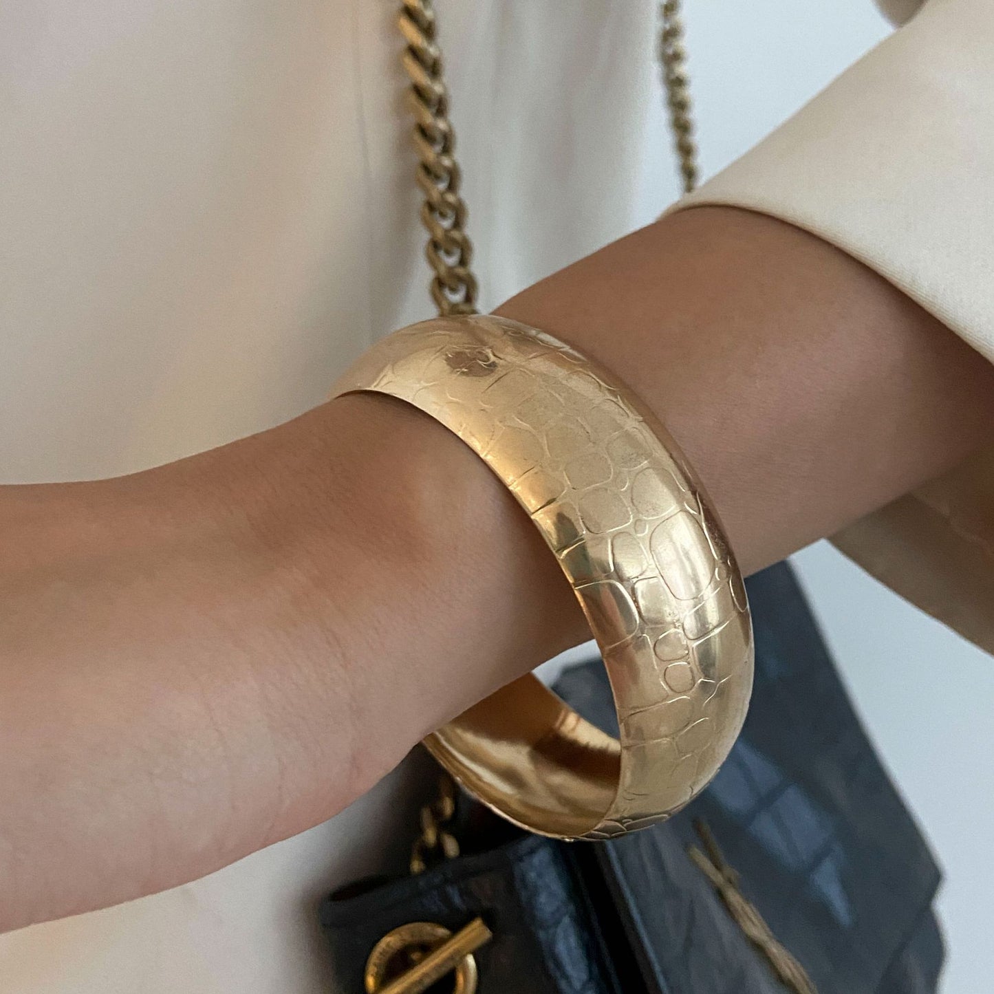 Bracciale rigido a fascia in metallo lucido geometrico minimalista con finitura marmorizzata colorata da donna