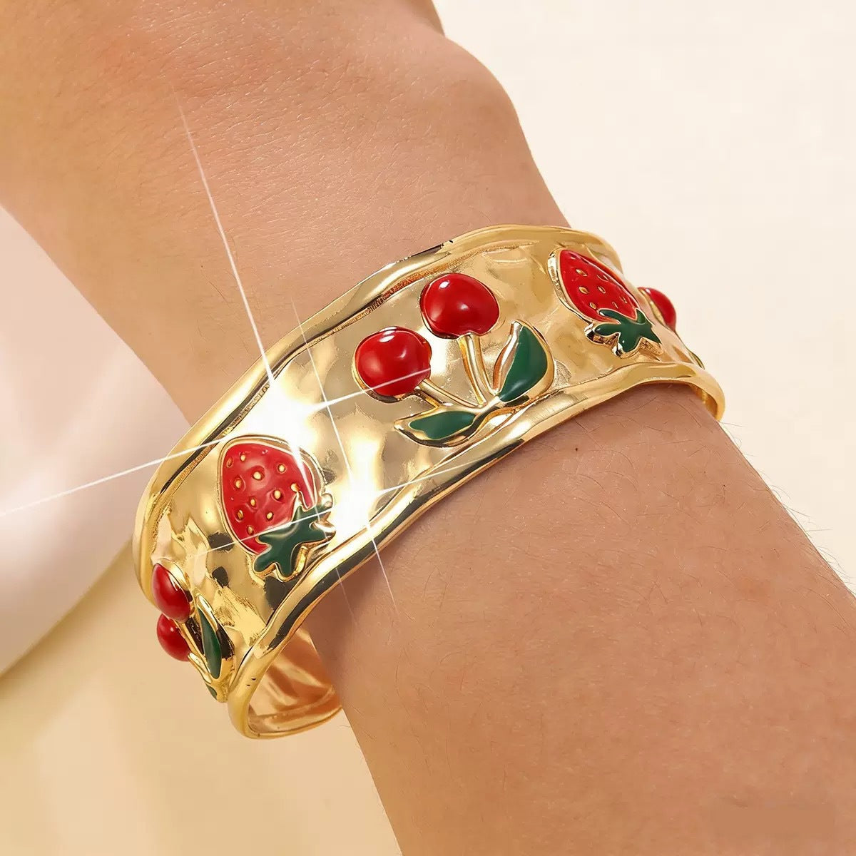 Elegante Pulsera Abierta de Lujo Floral con Esmalte de Aceite de Acero Inoxidable y Titanio con Cereza
