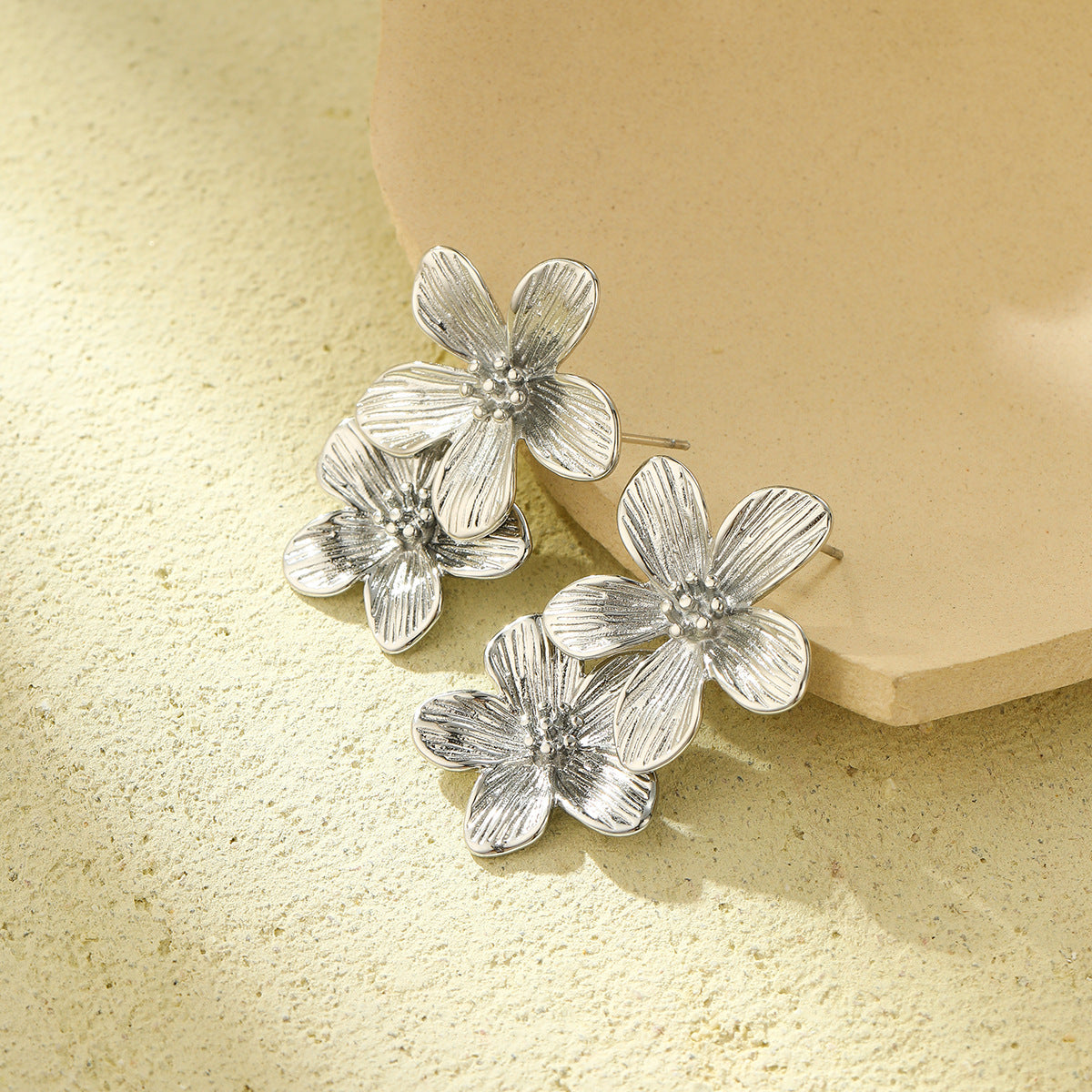 Orecchini da donna in acciaio inossidabile con nappe floreali vintage e finitura placcata, estetica lussuosa e minimalista