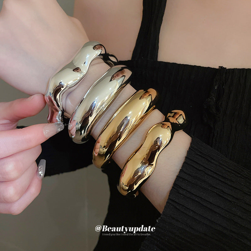 Bracciale rigido in acrilico fatto a mano da donna con design aperto irregolare, bracciale alla moda dalla forma circolare geometrica per l'ufficio e l'eleganza quotidiana