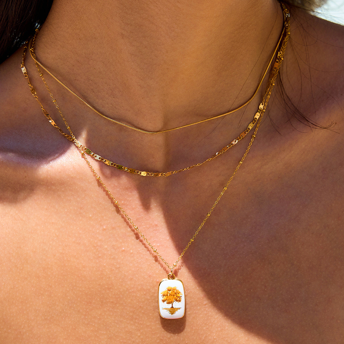 Collar de capas minimalista geométrico chapado en titanio y acero para mujer con acento de hoja de arce, cadena de clavícula de acero inoxidable