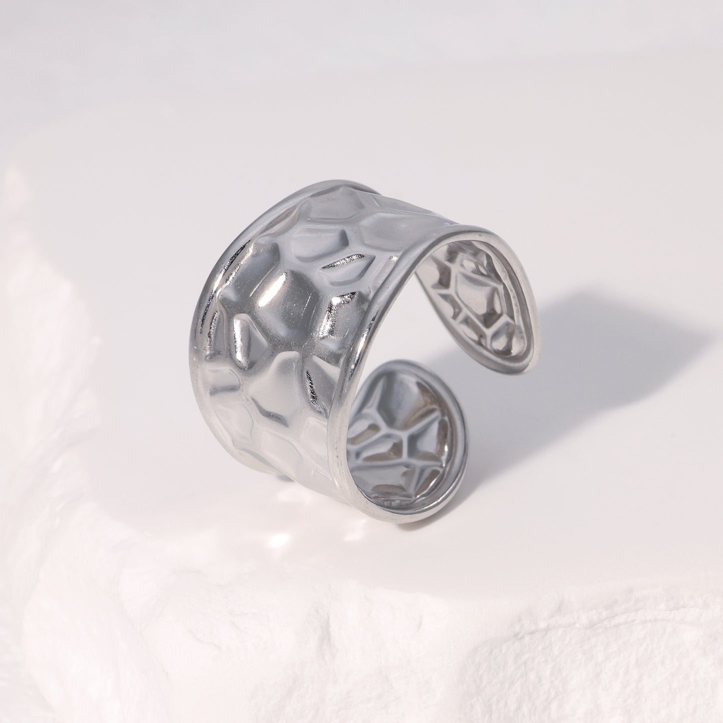 Anello Aperto da Donna Minimalista in Acciaio al Titanio a Fascia Larga con Finitura Placcata e Texture Ondulata