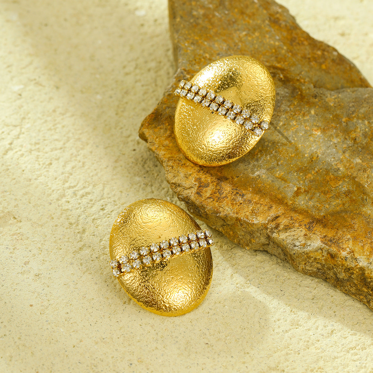 Pendientes de botón redondos de titanio con chapado en oro de 18 quilates y diamantes de imitación, de estilo oficina a la moda para mujer