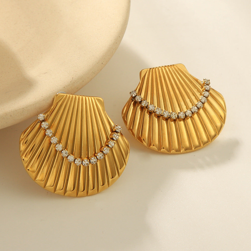 Orecchini a perno da donna in acciaio al titanio a forma di conchiglia smerlata stile Ins, con placcatura in oro 18 carati e intarsio di strass