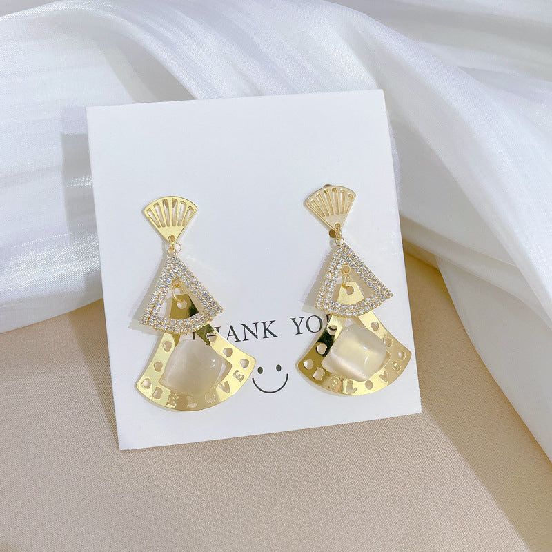 Pendientes colgantes geométricos elegantes para mujer con incrustaciones de diamantes de imitación y base de cobre chapado en oro
