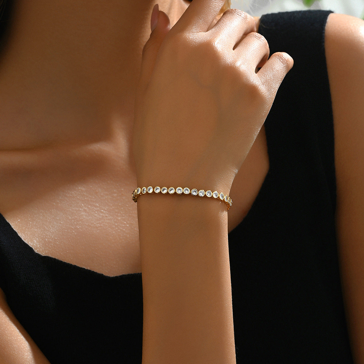Pulsera geométrica minimalista, fresca y dulce para mujer, con incrustaciones de circonita sobre base de cobre chapada en oro de 18 quilates