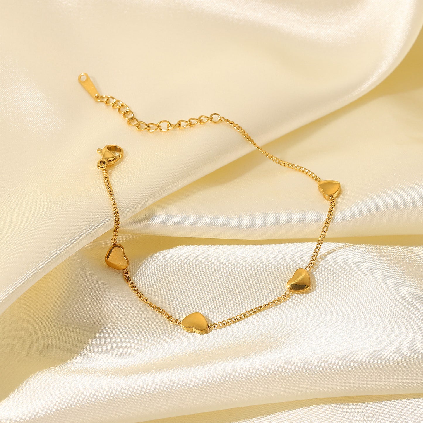 Bracciale sottile geometrico in acciaio inossidabile placcato oro 18 carati da donna con quattro ciondoli a cuore, gioiello di moda per souvenir di viaggio