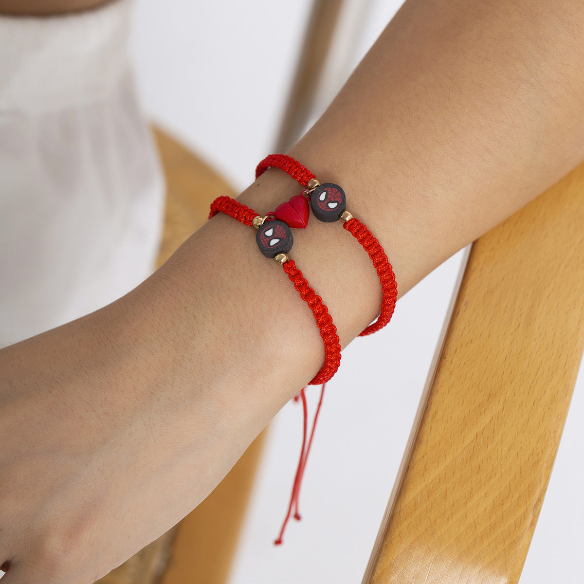 Pulsera minimalista de cordón rojo ajustable con colgante de corazón magnético y dije de araña para mujer