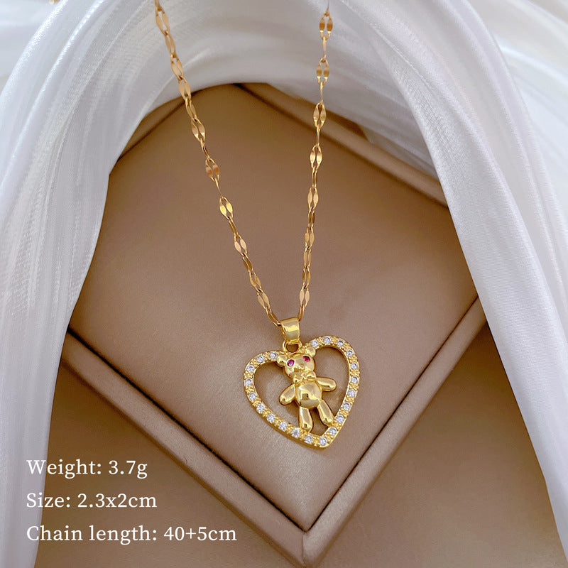 Collana Minimalista in Acciaio al Titanio a Forma di Cuore con Ciondolo Orsetto dagli Occhi Rossi e Intarsio Completo di Strass per Donne