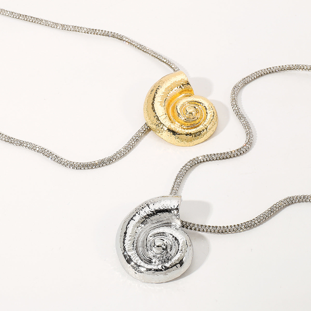 Collana pendente con conchiglia elegante e audace da donna con corpo in lega, intarsio di strass e finitura placcata