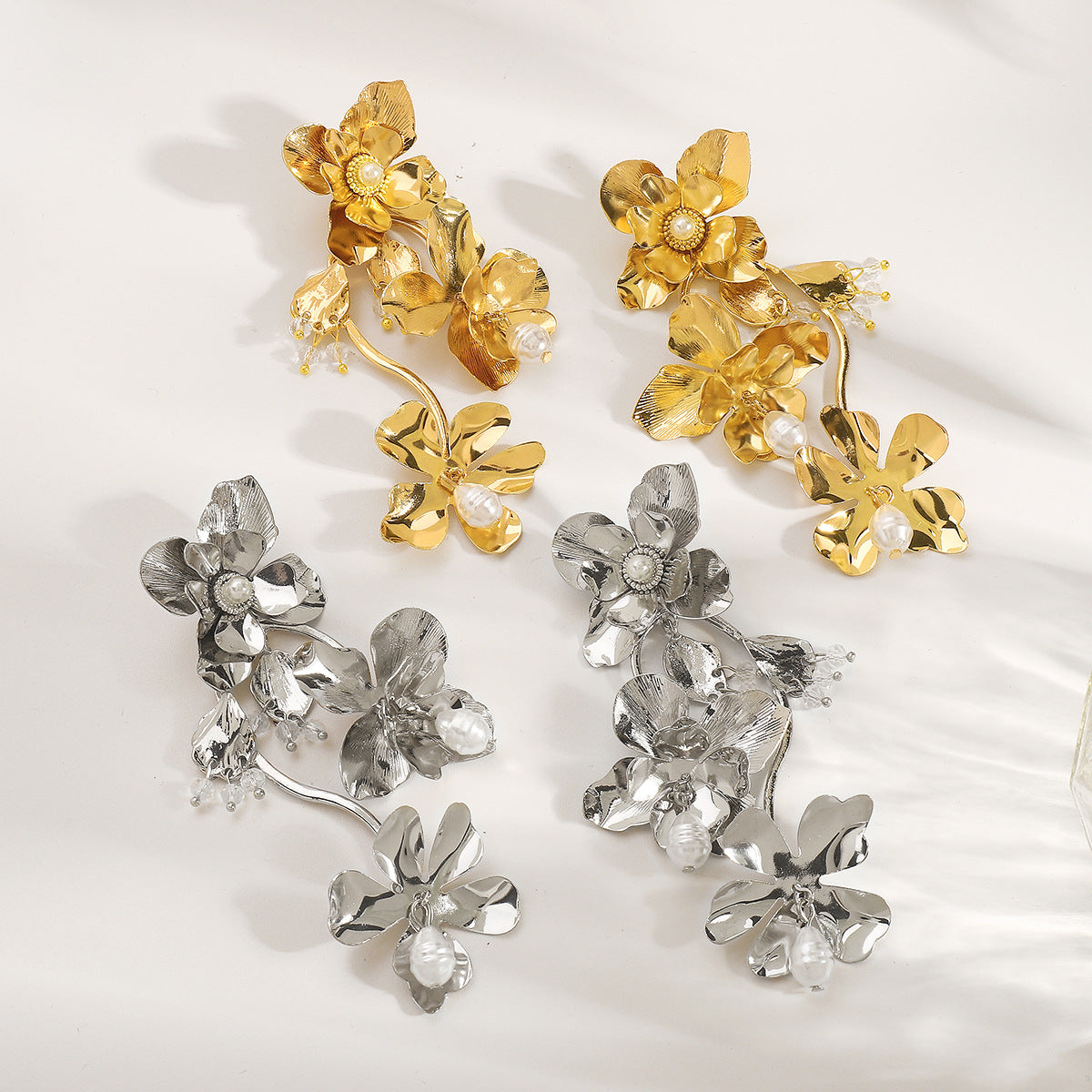 Pendientes de metal de lujo con forma floral para mujer con incrustaciones de perlas naturales y acabado chapado