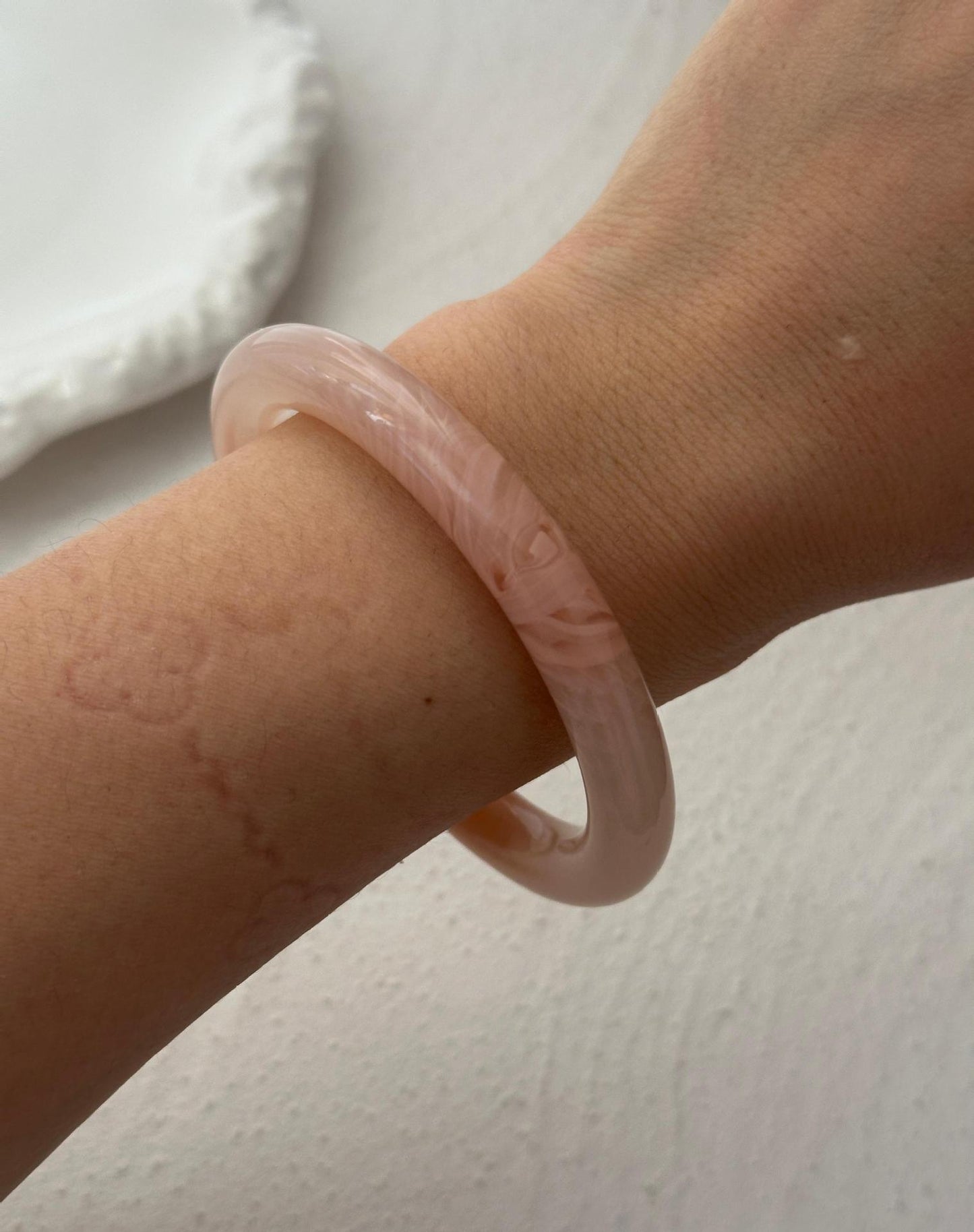 Bracciale a cerchio con gocce di resina geometriche irregolari e olio