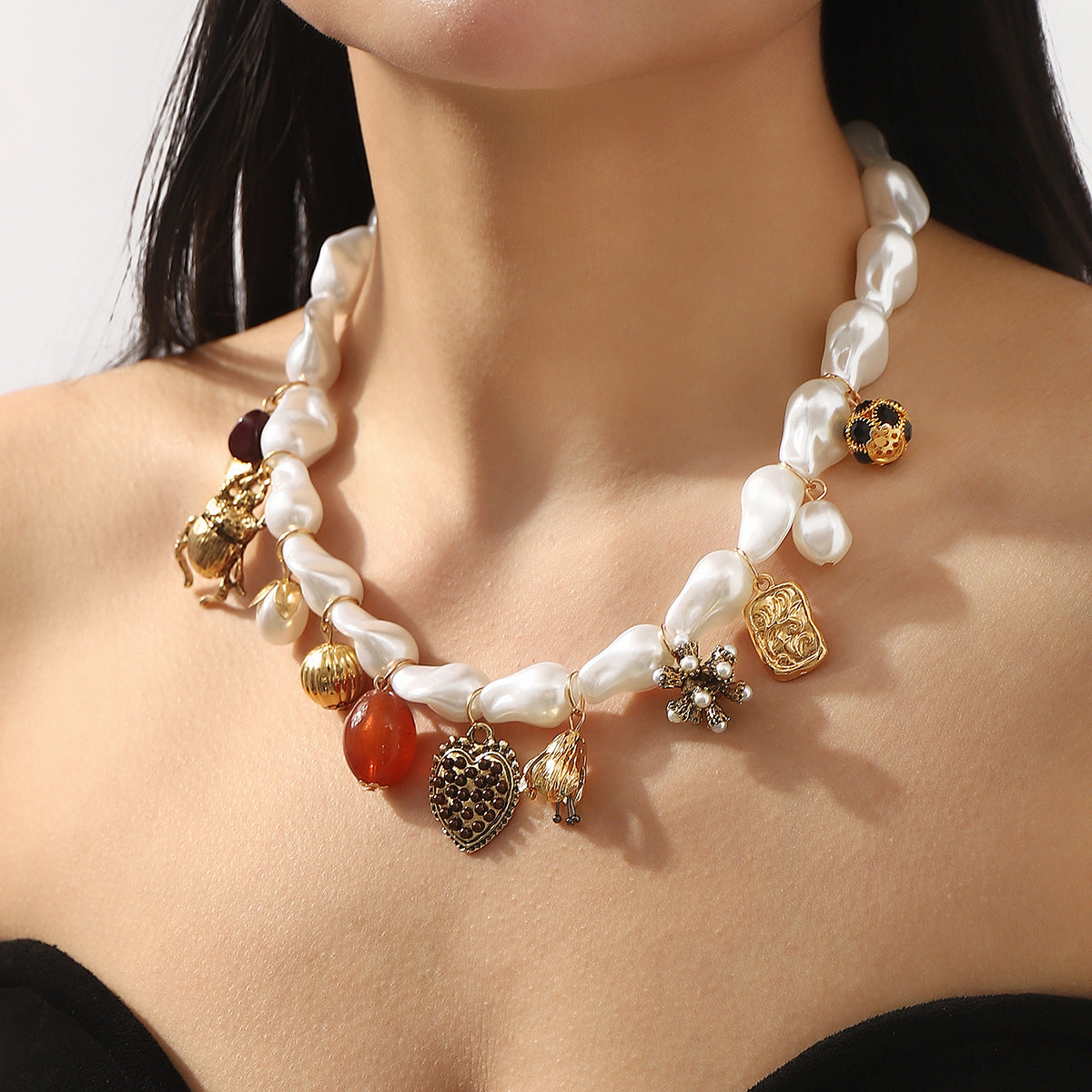 Collar de múltiples colgantes barrocos vintage con dijes de corazón e insectos, cadena de cuentas de perlas de imitación en aleación con acabado galvanizado
