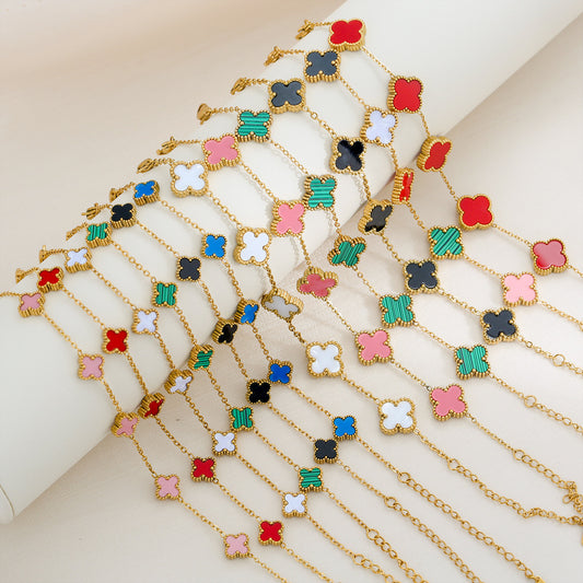 Bracciale minimalista in acciaio al titanio a forma di quadrifoglio con finitura placcata per donna, accessorio di lusso anallergico e resistente allo sbiadimento