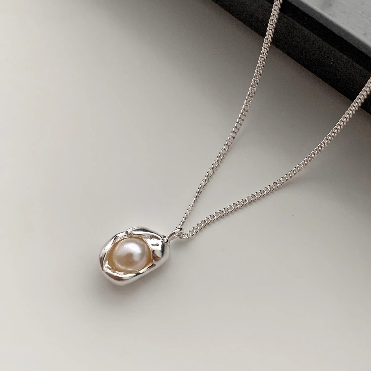 Collana pendente a pisello con perla in acciaio titanio minimalista da donna con forma irregolare e finitura placcata