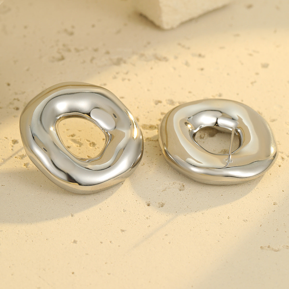 Pendientes de acero inoxidable redondos irregulares huecos estilo OL de moda con baño de oro de 18 quilates para mujer