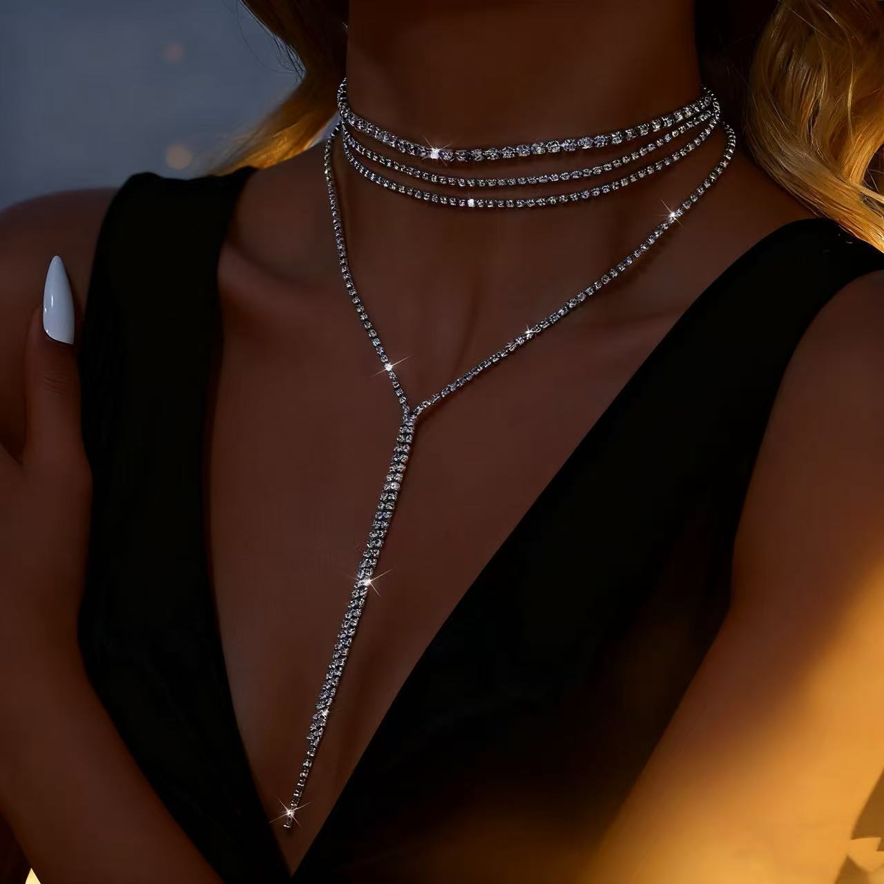 Elegante collana a Y in lega rodiata con strass geometrici e nappe multistrato da donna