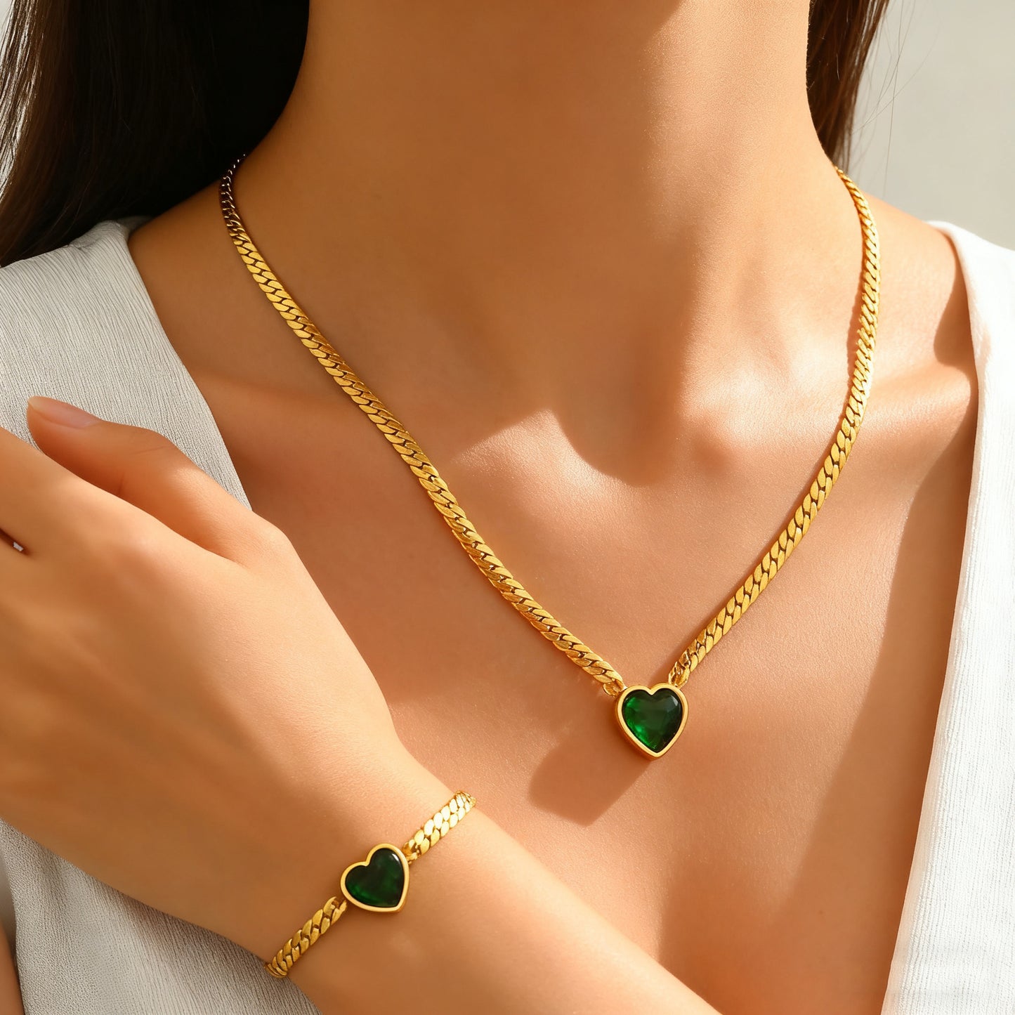 Elegante Bracciale Placcato in Acciaio Inossidabile a Forma di Cuore con Intarsio in Zirconia Cubica da Donna