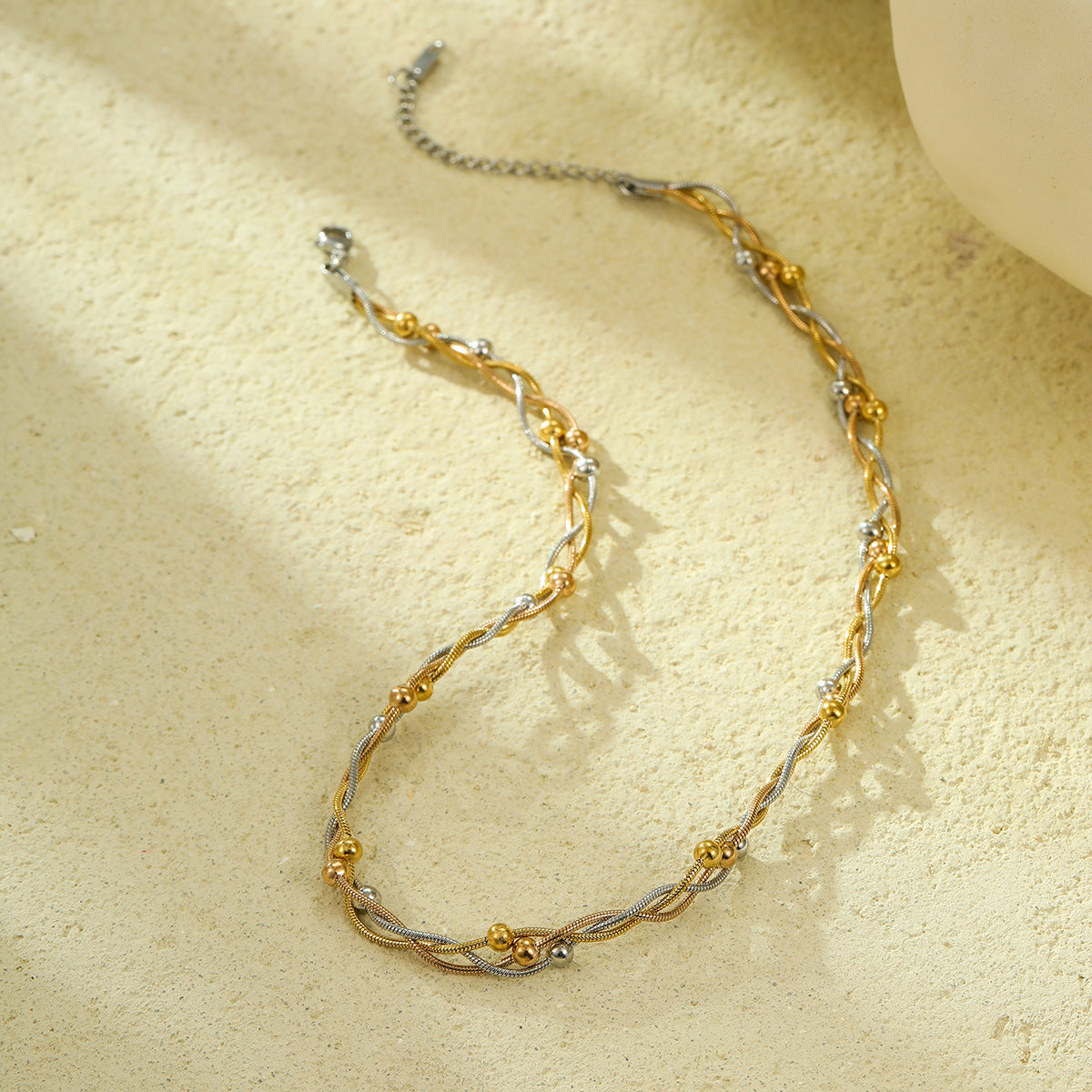 Collar de cadena de serpiente de acero de titanio minimalista y moderno con diseño entrelazado de cuentas para mujer