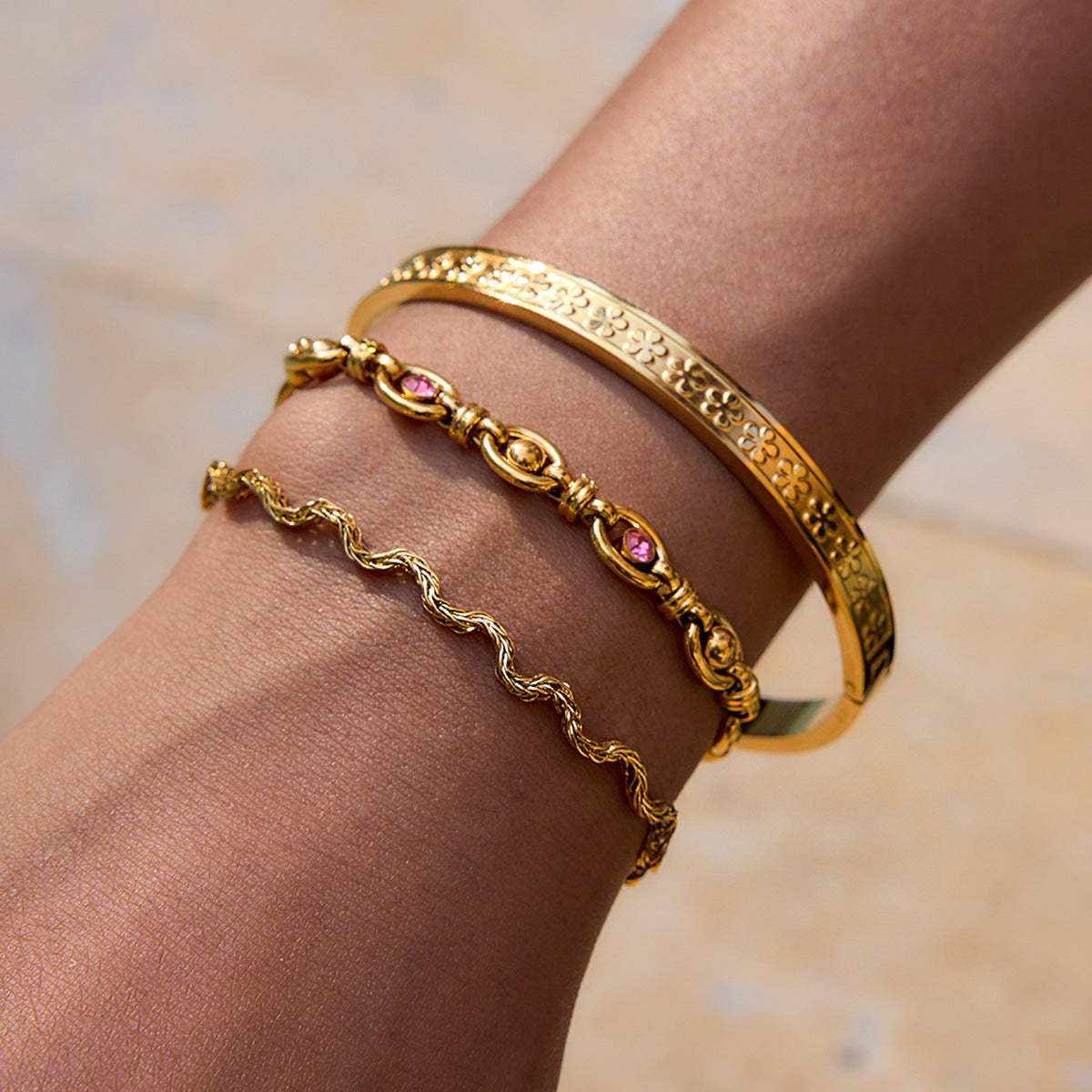 Pulsera Geométrica de Acero Inoxidable con Chapado en Oro Arenado para Mujer con Estilo Minimalista de Lujo