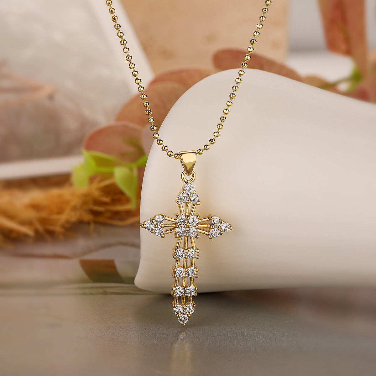 Collana pendente a croce minimalista da donna in ottone con intarsio in zirconi cubici e design geometrico