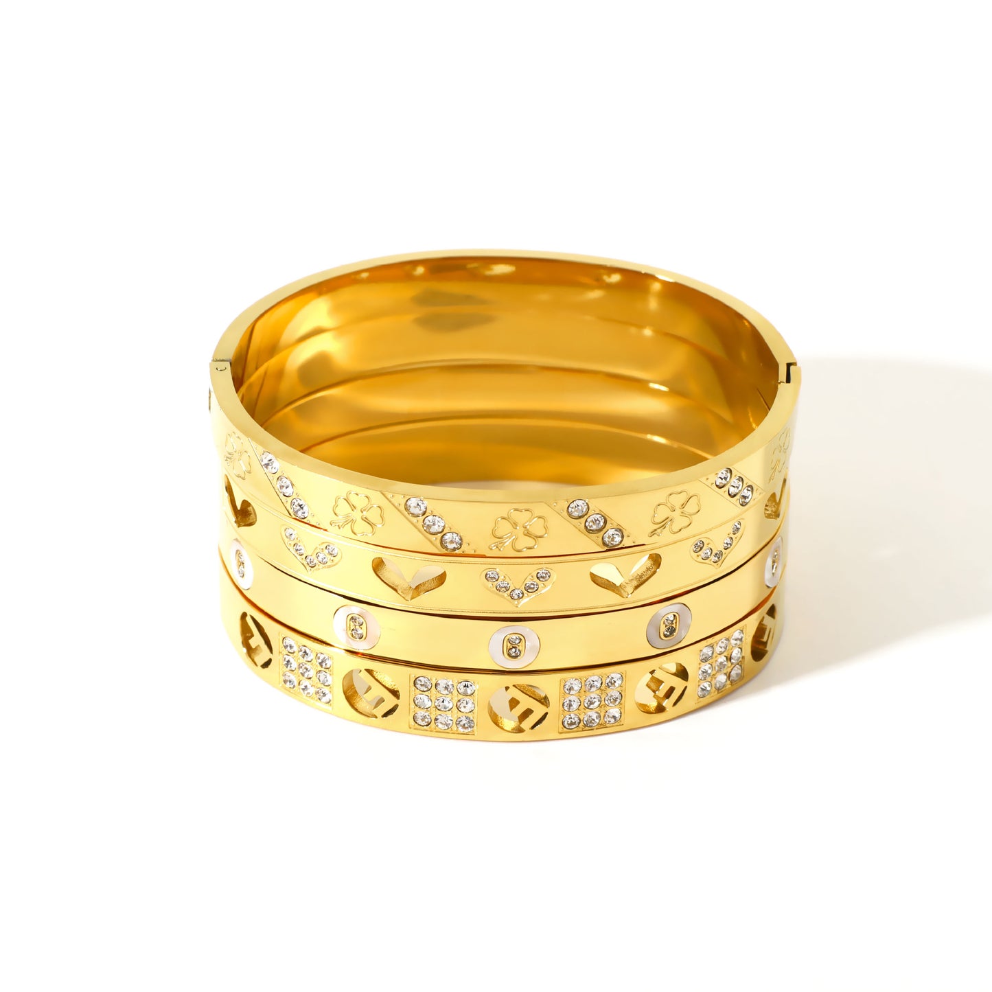Bracciale in Acciaio Inossidabile a Forma di Cuore e Trifoglio Minimalista con Lettera, Design Traforato e Placcatura Sottovuoto in Oro 18K