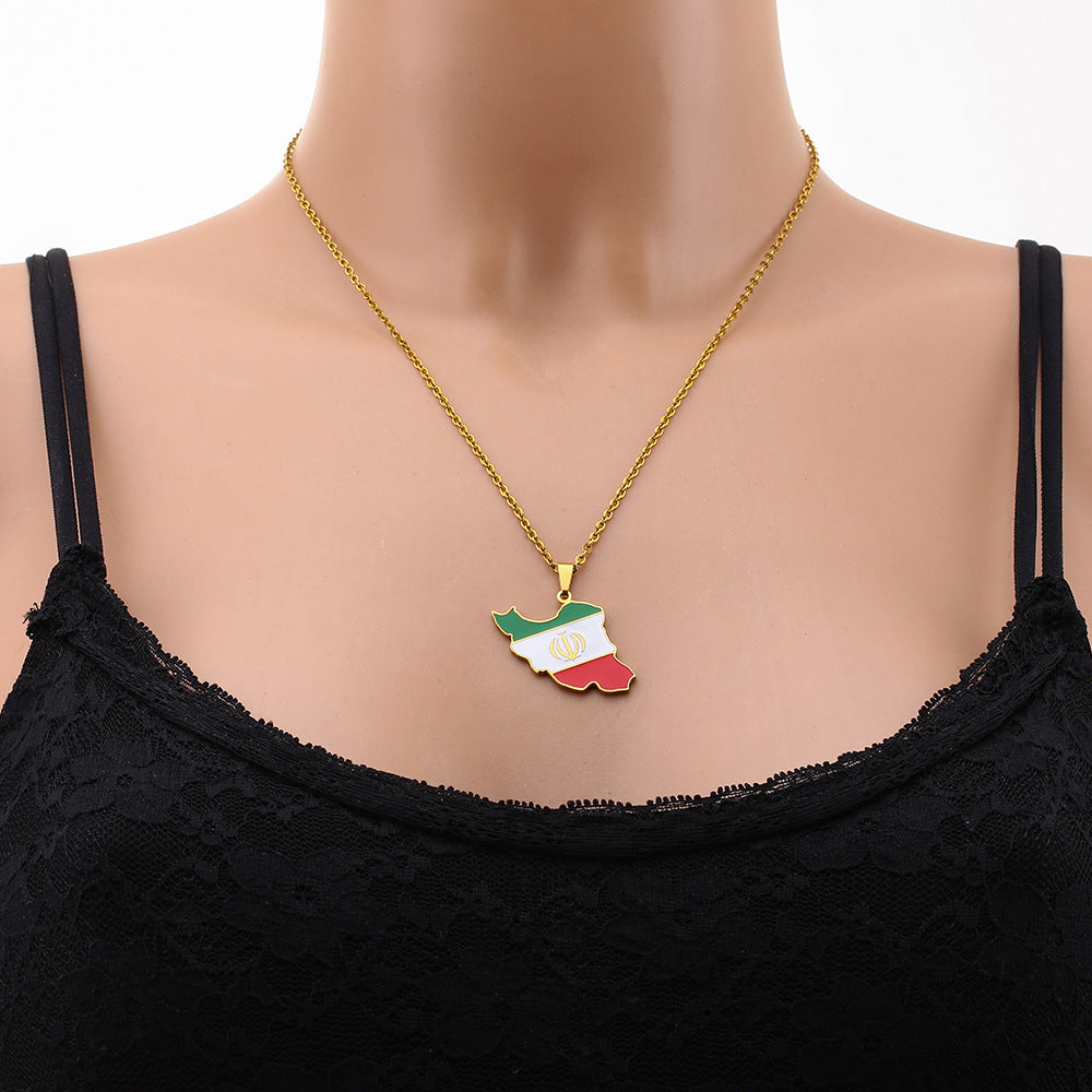 Collana con Pendente Geometrico Etnico in Acciaio Inox con Finitura Smaltata su Catena ad Anelli